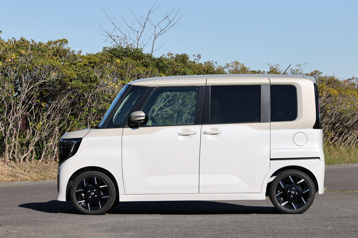 「ルークス ハイウェイスターGターボ プロパイロットエディション」のサイドビュー。今回試乗したFF車のボディーサイズは全長×全幅×全高＝3395×1475×1785mm、ホイールベースは2495mmで、4WD車は車高が20mm高い設定となる。