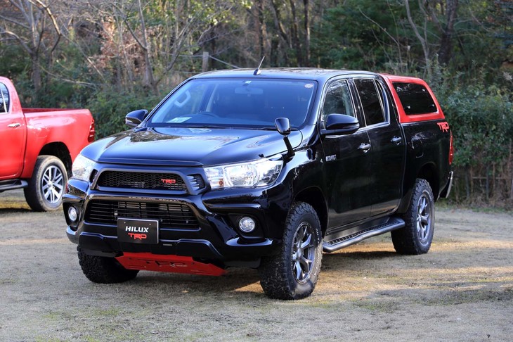 荷台部分にTRD製の「キャノピー」を装着した、かつての「ハイラックス サーフ」を思わせるTRDのカスタマイズカー。キャノピーは赤、白、黒の3色をラインナップする。