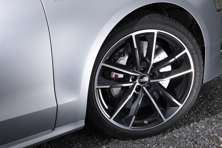アルミホイールのサイズは、標準で21インチ。テスト車には「5ダブルアームデザイン アンスラサイトグロスブラック ポリッシュト」と名付けられたオプションの21インチホイールが装着されていた。