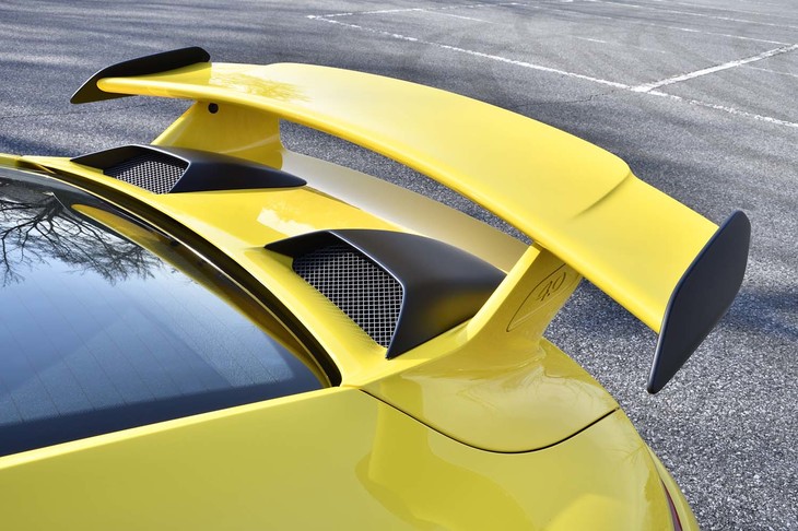 「GT3」のアイコン的装備であるリアスポイラーは、従来型よりも20mm高い位置に装着される。素材にはカーボンファイバーが用いられている。