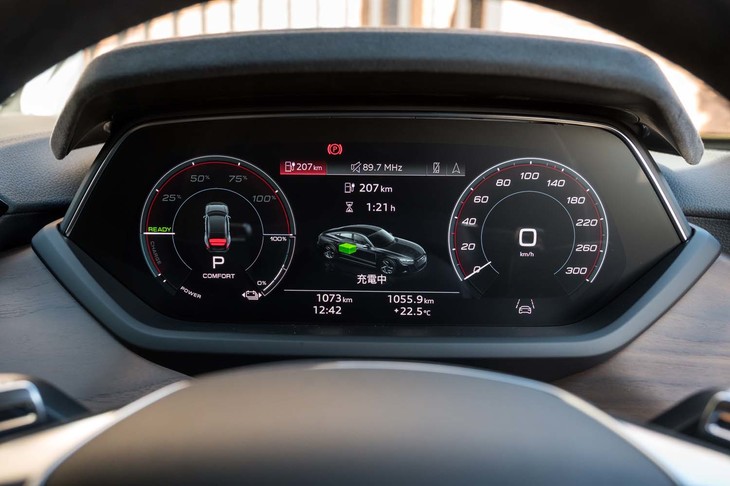 メーターパネルはフル液晶タイプの「アウディバーチャルコックピット」。ノングレア加工が施されているが、小さなバイザーが備わっている。