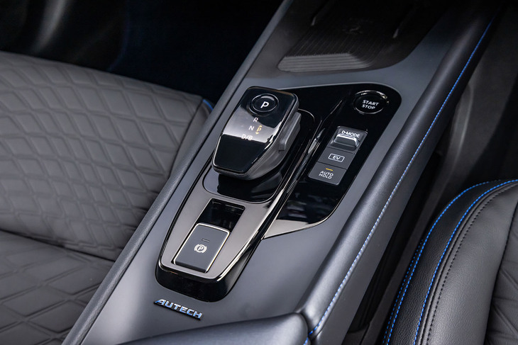 センターコンソールに立体的な「AUTECH」のエンブレムを配置。ドライバー側のコンソールパッドにもブルーのステッチが入る。