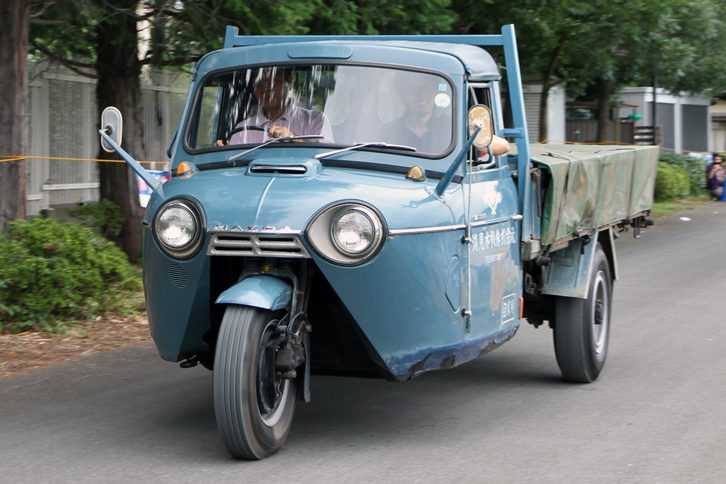 1969年「マツダT2000」。74年まで作られた､2t積みの三輪トラック。