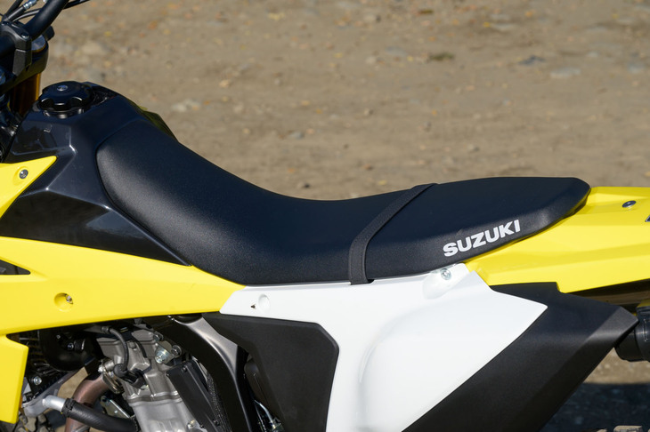 シート高は890mmと容赦のない高さで、いかに車体がスリムとはいえ、さすがに足つき性がいいとはいえない。300mmという、ゆとりのロードクリアランスとのトレードオフだ。