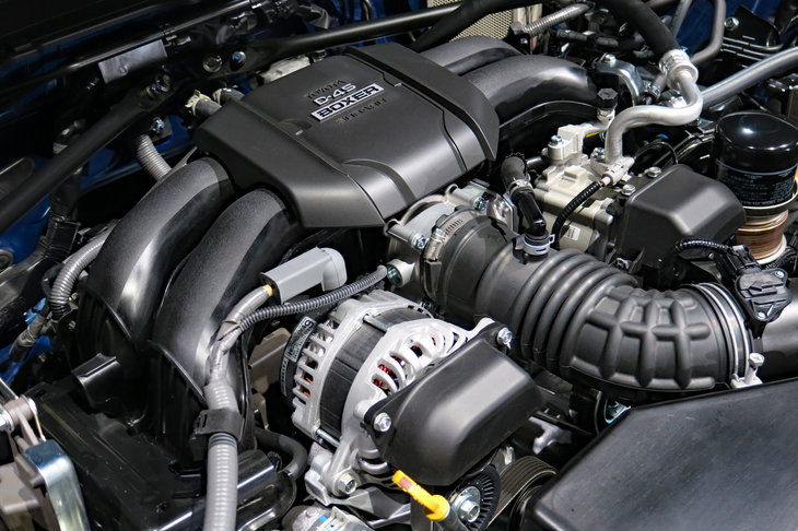 スバルBRZ（「FA24」型2.4リッター水平対向4気筒エンジン）