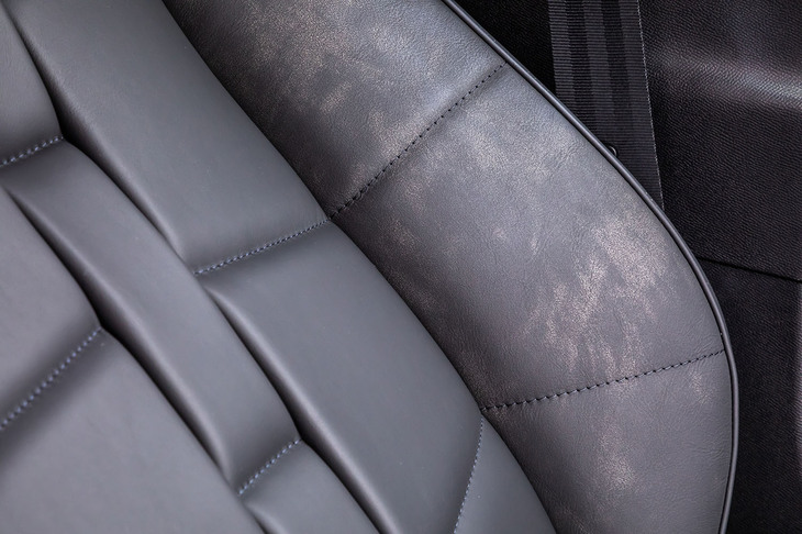 濃淡のあるアートフィニッシュレザーをシートやダッシュボードの一部に採用。「匠の技」と翻訳されるフランス伝統の職人技“サヴォア・フェール”で、ていねいに仕立てられている。