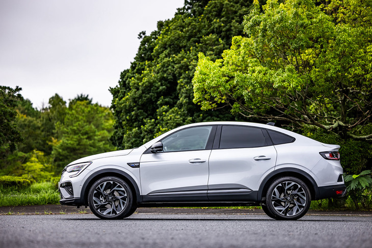 「アルカナ エスプリアルピーヌE-Techフルハイブリッド」の外装色は、ルーフが「ノワールメタルM」となるツートンカラーが基本となる。写真の「ブラン ペルレM」を含め全5種類からボディーカラーが選択できる。