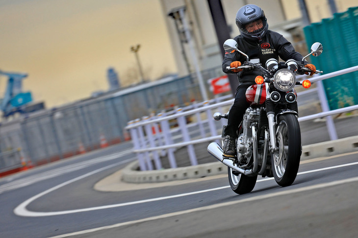 ライドフィールはいかにも「トルクの厚みで走る」といった趣。ハイレシオの5段（2014年モデルから6段）トランスミッションとの組み合わせで、ゆったりとした走りを味わえた。