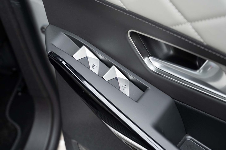 電動リクライニングのスイッチはパワーウィンドウのスイッチと並んでドアパネルに用意されている。