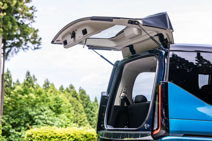 従来型に続き、リアウィンドウ部分が独立して開閉する「デュアルバックドア」を全車に標準で装備。車両後方にスペースが少ない場所でも便利に開け閉めができるため、多くのユーザーに支持されているという。