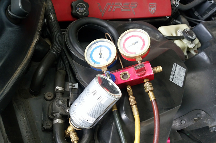 通常だと、ガス漏れが起きた場所には湿りや染みが見られるのだが、なぜかわが「バイパー」ではそれが検出されず。仕方ないので、今一度ガスを注入して様子を見ることとなった。2週間程度で全部漏れてしまうと分かっていてガスを充てんするハメになるとは……。どこまでも飼い主をコケにするヘビである。