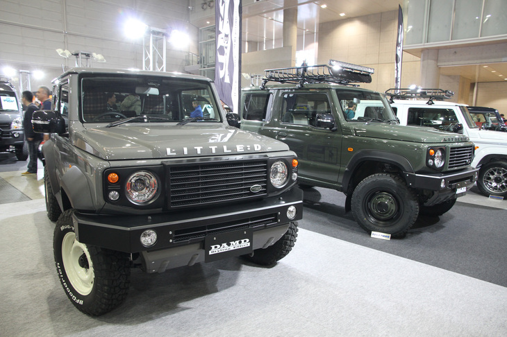 その手もあったか！ という感じの、DAMDの「LITTLE:D」。ベースはもちろん「スズキ・ジムニー シエラ」（左）と「ジムニー」（右）。
