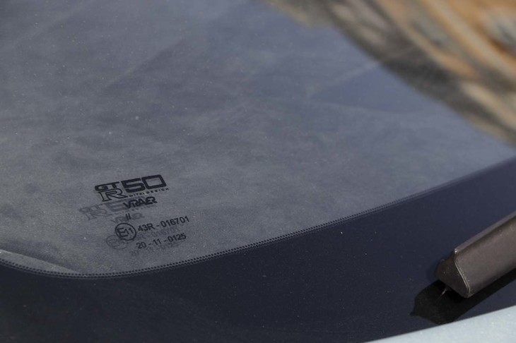 エアバッグのホモロゲーションがあるため傾斜角はベース車両から変えていないが、フロントウィンドウは天地を狭めたオリジナルである。