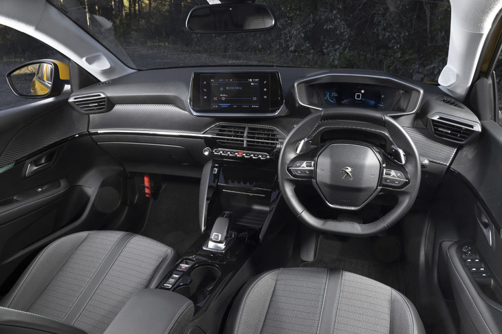 最新のプジョー車に共通する「3D iコックピット」コンセプトでデザインされたインテリア。立体的に見える遠近2層式のメーターパネルが新しい。