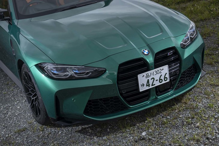 左右のヘッドランプ間からリップスポイラーまでを覆う巨大なキドニーグリル。これに合わせてボンネットも複雑な造形になっていることが分かる。