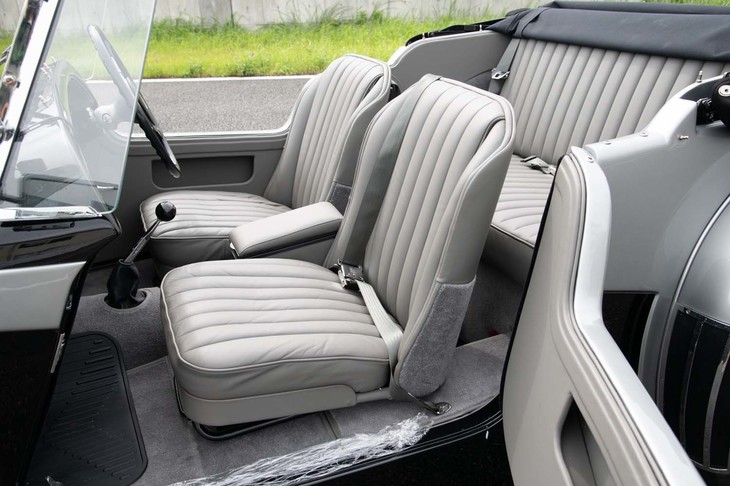 しっとりとした風合いのシート表皮には北欧産の最高級レザーを使用。きちんとした3点式のシートベルトが備わっている。