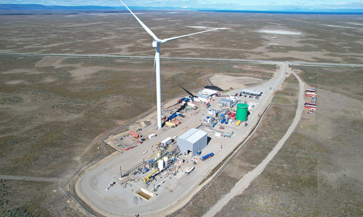 チリに建設された「eフューエル」の製造プラント。正式名称は「Haru Oni eFuel pilot plant」で、Haru Oniは“強風”を意味するという。風力エネルギーを使って水とCO2から合成燃料を製造するため、エンジン車にこの合成燃料を使用するとCO2排出量が実質ゼロとなるロジックだ。