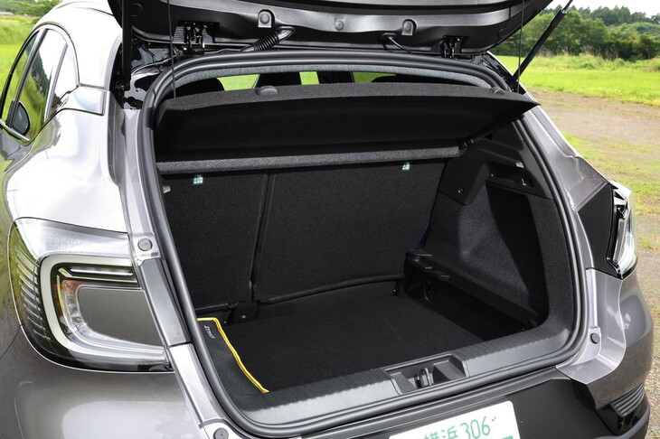 ラゲッジスペースの容量は、フルハイブリッド車の440リッターに対し、マイルドハイブリッド車は536リッターとなっている。