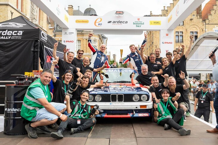 優勝したマエヤルト・ピータージャン／デウルフ・イヴ組の「BMW M3」。チームオフィシャルのカメラマンから、優勝記念の写真を頼まれたので、全力で仕事してあげました。