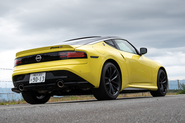 一目でわかるとおり、現行型「フェアレディZ」の意匠は、歴代モデル（特に初代）へのオマージュを「これでもか！」と詰め込んだものだ。（写真：向後一宏）