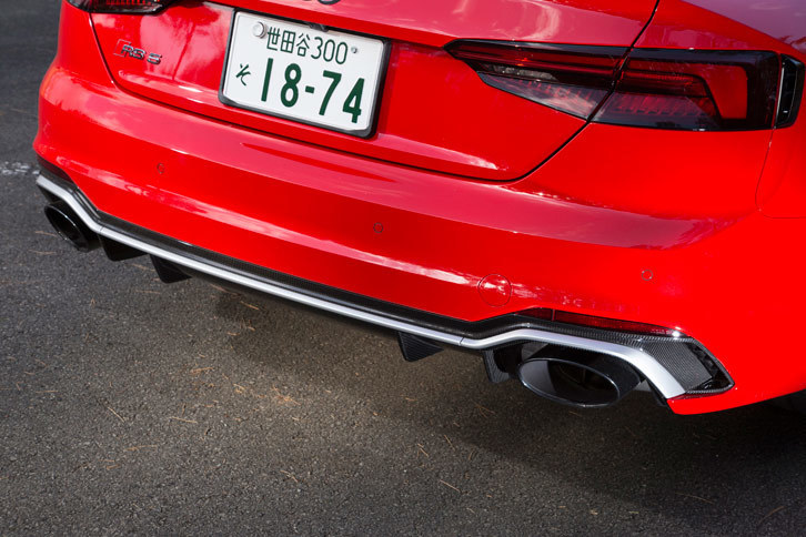 リアまわりでは、専用デザインのバンパーとディフューザー、楕円（だえん）のテールパイプを備えた「RSエグゾーストシステム」が目を引く。