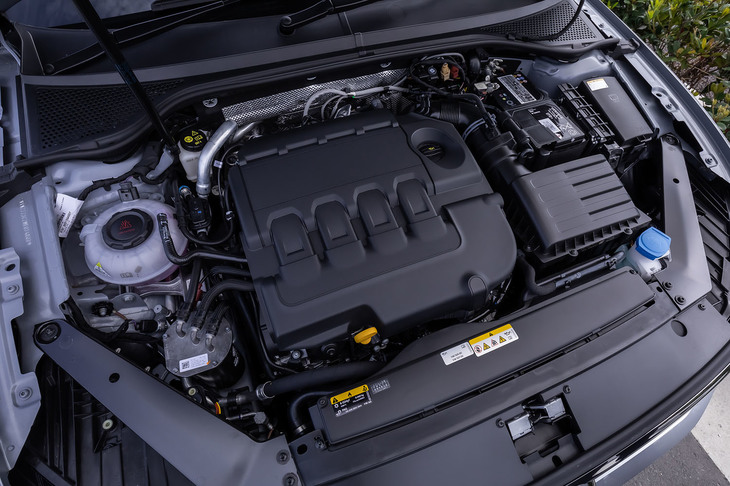 「TDI」の2リッター直4ターボエンジンは、従来型と変わらない最高出力190PS/3500-4000rpm、最大トルク400N・m/1900-3300rpmを発生。