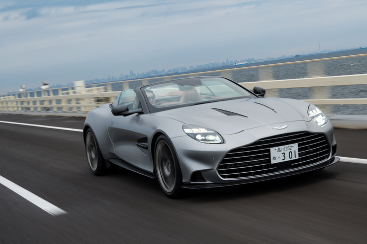 動力性能はほぼクーペに準じており、最高速はまったく同じ345km/h、0-100km/h加速は0.1秒落ちの3.4秒と公称されている。