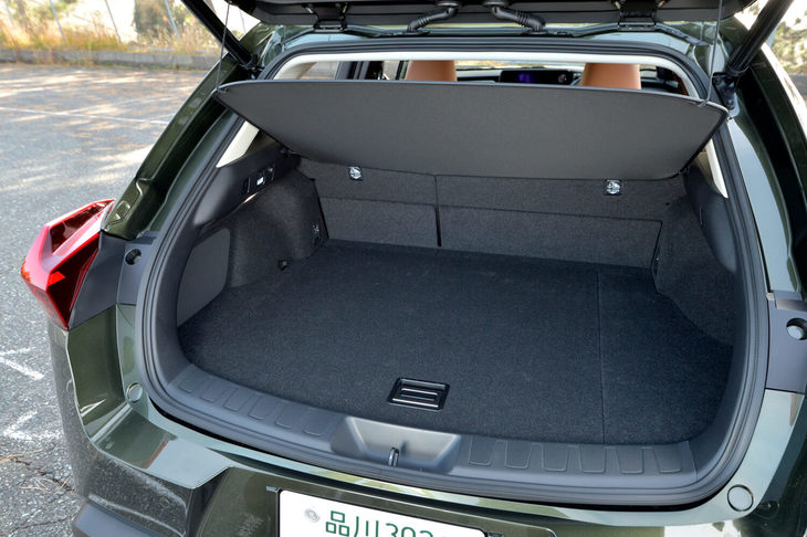 荷室の容量は5人乗車時で220リッター、リアシートの背もたれをすべて倒した状態で995リッター。