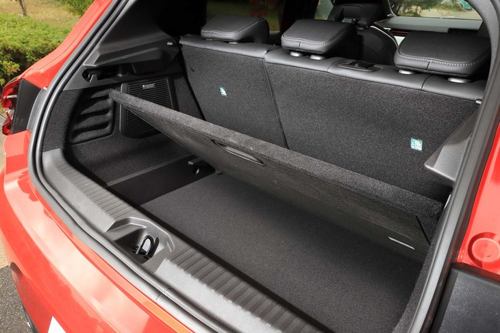 ラゲッジスペースのフロアボードは上下2カ所から固定場所を選べる。