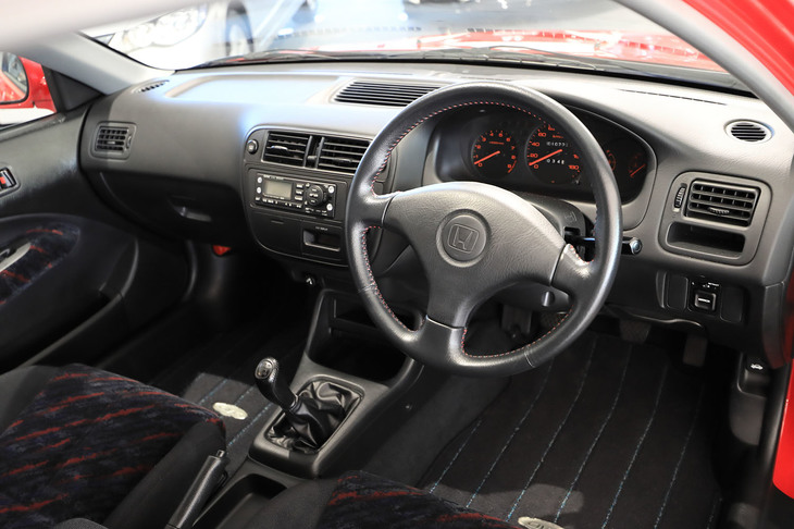 車内については、実寸以上の広さを感じさせる意匠や、開放的な視界、計器類の見やすさなど、ストレスなく運転できる空間とすることを重視。ホイールベースの延長により、後席の居住性も改善している。