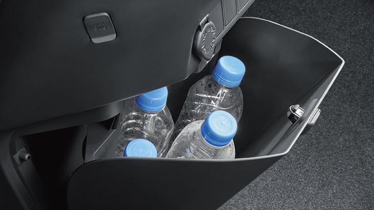 インストゥルメントパネルの下部にある大型ボックス。500mlのペットボトルが4本入ってもまだ余裕がある。