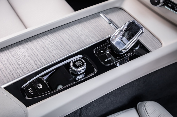 「B5 AWDインスクリプション」には、スウェーデンのオレフォス社が手がけるクリスタルシフトノブが標準で装備されている。エンジンスタート／ストップスイッチのそばにあったドライブモードセレクターは廃止され、モード切り替えはタッチパネルで操作するようになった。