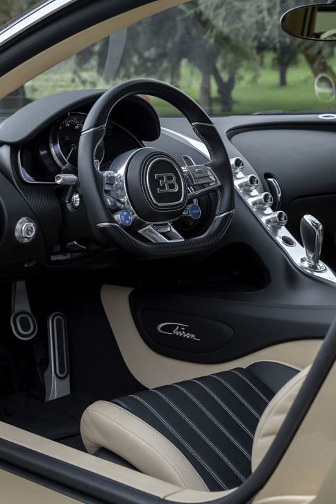 上質な革がふんだんに用いられたインテリア。1台1台、顧客の要望に応じて仕立てられる。