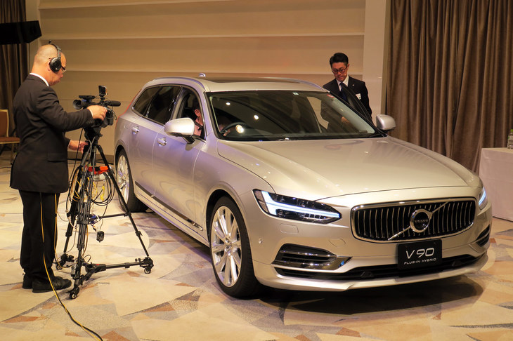 “試乗車”の「V90」は、直前まで他の訪問客への商品説明や試乗に使われていたという設定で、荷室のトノカバーが外れていたり、リアシートが倒れていたり、運転席のスライド調整がかなり前寄りだったり……という状態となっていた。