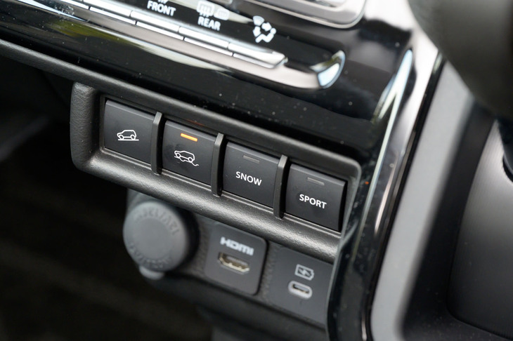 走りに関する充実した装備も「クロスビー」の特徴。「スノー」「スポーツ」などの各種ドライブモードは、全車に標準で採用。上級グレード「ハイブリッドMZ」にはシフトパドルも装備される。