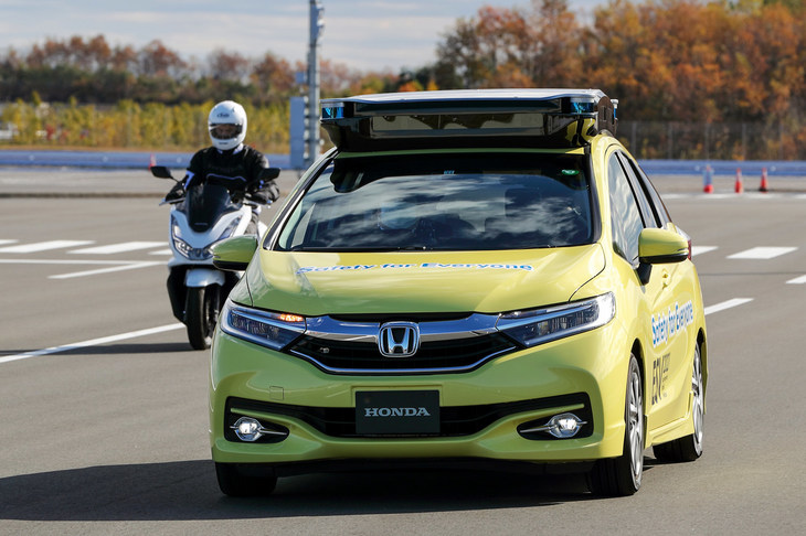 現在開発中の、AIを用いた「知能化運転支援技術」のシステムが搭載された試作車。