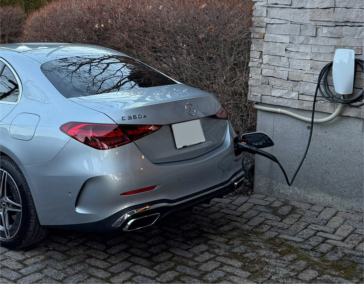 「メルセデス・ベンツC350e」。横浜・都内の往復をEV走行のみで余裕でこなせる優等生。（神戸）