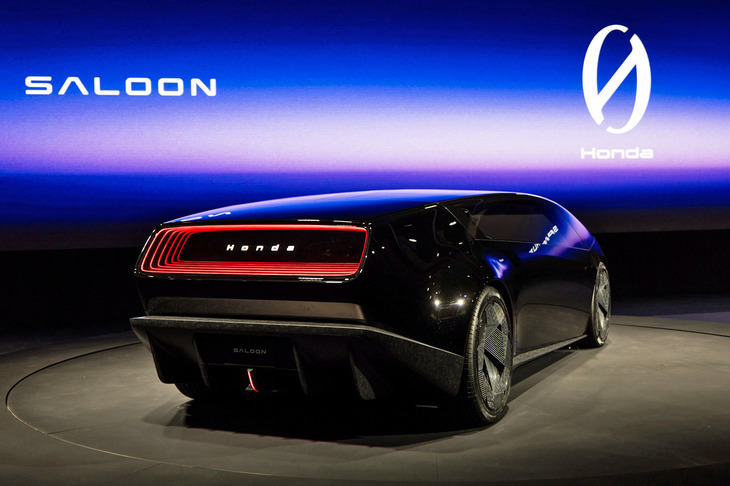 多くのクルマが上部をすぼめてキャビンをデザインするのに対し、「サルーン」ではミニバンのようにドアパネルが真っすぐに立っている。これにより、車内空間の圧迫を低減しているのだ。