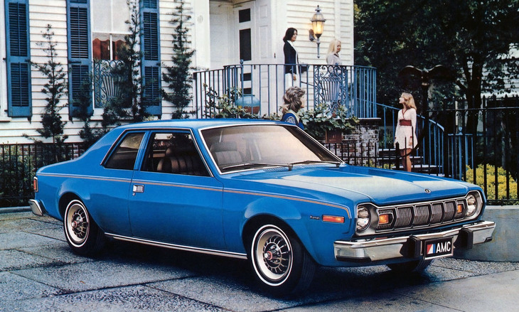 1975年「AMCホーネット2ドアセダン」。全長4.6m弱、全幅1.8mのボディーに3.2リッター直6や5リッターV8などを積む“コンパクトカー”。