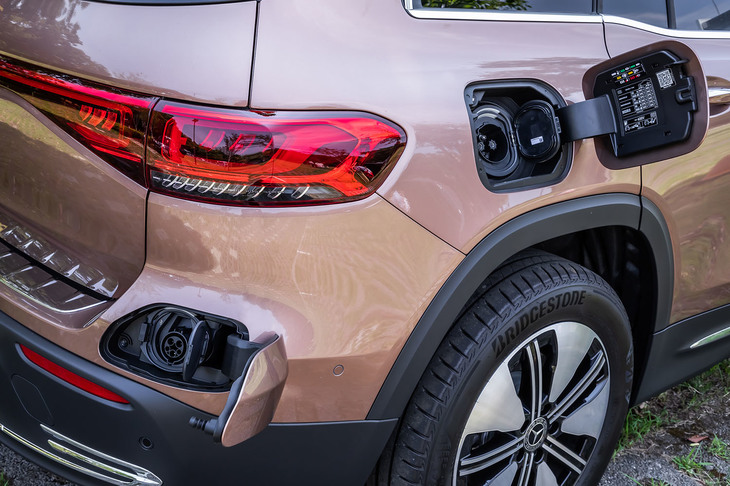 「EQB」はリアフェンダーに急速充電用の給電口を、リアバンパーに普通充電用の給電口を設置している。