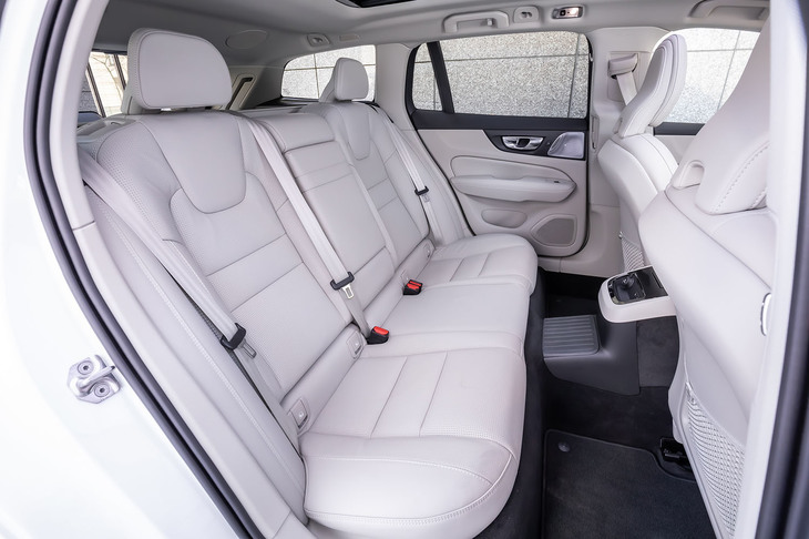 「T8」ではバッテリーが搭載されるため、ガソリンエンジン車よりもセンタートンネル部分が大型化されている。後席の背もたれには60：40の分割可倒機構のほか、スキーホールも備わる。