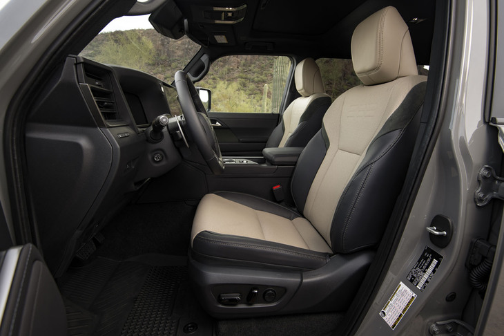 “オーバートレイル”のシート表皮は合皮の「NuLuxe」とウルトラスエードの組み合わせ。“ラグジュアリー”ではセミアニリンレザーも選べる。