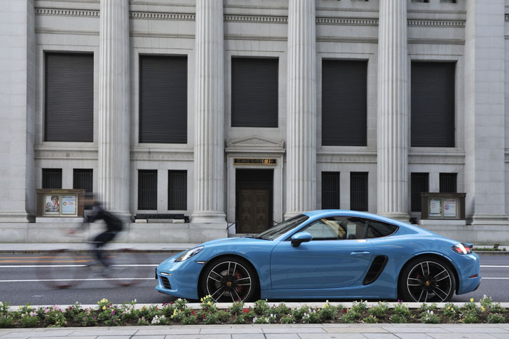 ポルシェの2シータースポーツカー「718ケイマン／718ケイマンS」。リファインされたデザインと新開発エンジンの採用により、従来のケイマンよりも一段と魅力を増している。