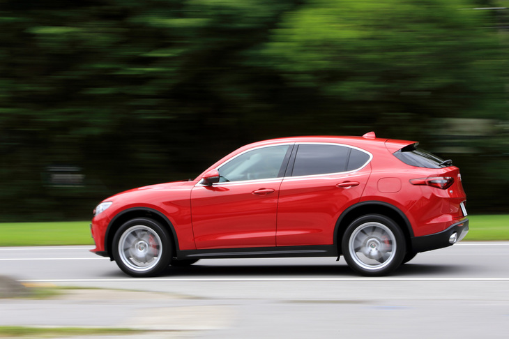 プレミアムセグメントに属するモデルだけに、歩行者対応型の自動緊急レーキや、アダプティブクルーズコントロール、車線逸脱警報などといった運転支援システムは一通り装備されている。