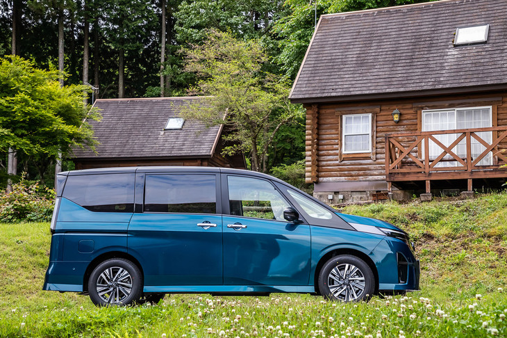 新型「セレナ」のホイールベースは全車共通で2870mm。写真の「ルキシオン」を含む「XV」以上のグレードには、両側ハンズフリーオートスライドドアが標準で装備される。