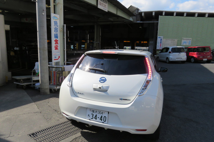 
	小田原漁港では毎週土曜日に「港の朝市」が開催される。その日の朝にあがった新鮮な魚はもちろん、小田原名産の干物などの地場産品も販売される。魚は午前9時から売り切れまで。魚以外の品は午前7時～10時。荒天時や連休中などは開催されない土曜日もあるので要確認。

	 
	