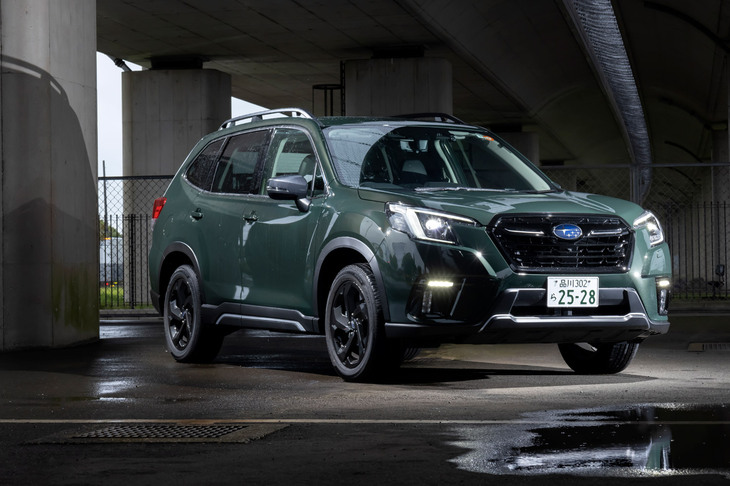 1.8リッターターボエンジンを搭載した「スポーツ」。黒一色のグリルとダーク調のホイール、2本出しのマフラーなどが特徴だ。（写真：郡大二郎）