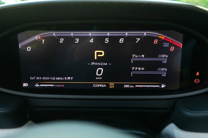 「コルサ」モードではエンジン回転計が横一文字のグラフ状になる。ラップタイムも計測できる。
