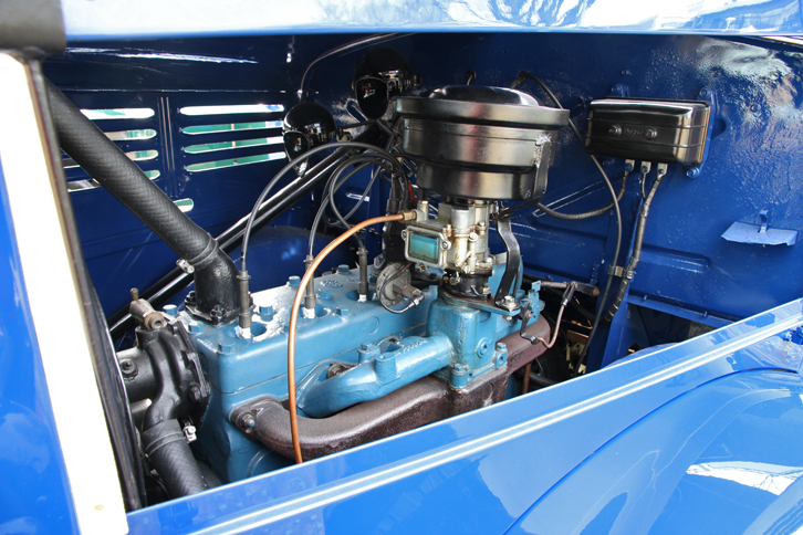 「TX80トラック」のエンジン。直6サイドバルブ4390ccから最高出力85ps/3000rpm、最大トルク26.0kgmを発生。これはガソリンエンジンだが、同時代にディーゼルエンジンも登場し、やがてディーゼル搭載車が主力となっていった。