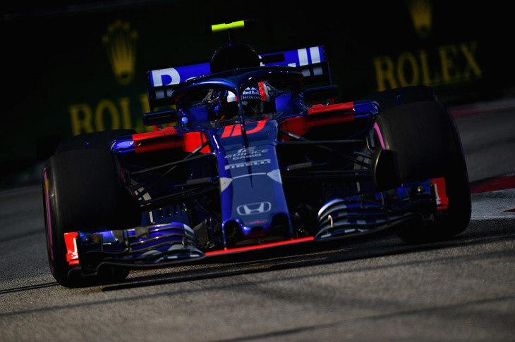 シンガポールでトロロッソは苦戦を強いられることに。予選ではピエール・ガスリー（写真）がQ2に進出するも15位どまり、ブレンドン・ハートレーはQ1敗退で17位と下位に沈んだ。中団勢ではウルトラソフトタイヤを履くマシンが多かった中、2台とも一番やわらかいハイパーソフトを履いてレースをスタート。しかし速いタイヤのアドバンテージを生かしきれず、ガスリー13位、ハートレー17位とポイント獲得ならず。（Photo＝Toro Rosso）